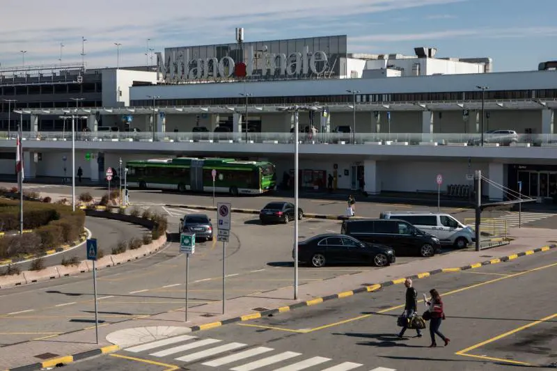 Milano isolata, Linate chiuso. E Alitalia vende biglietti falsi