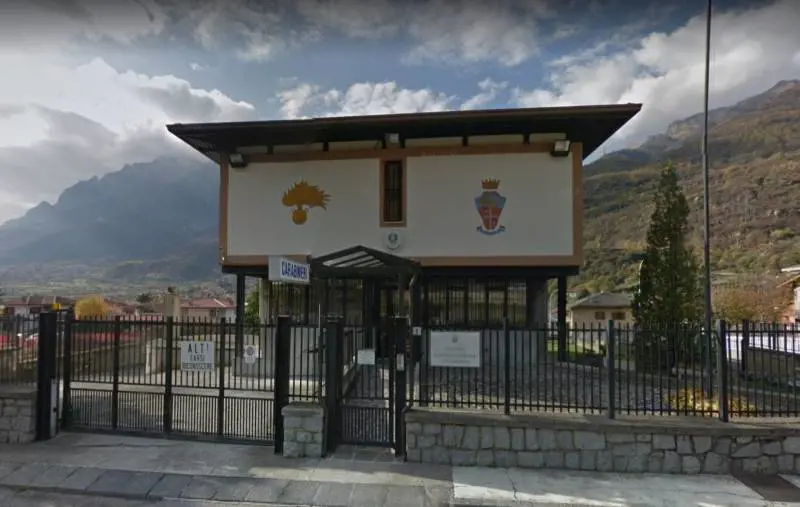 "Vedo mostri". E il marocchino drogato aggredisce operaio e carabinieri