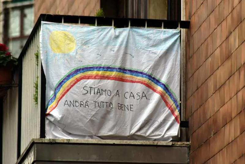 Quarantena sì ma con stile: in balcone c'è il Djset che suona