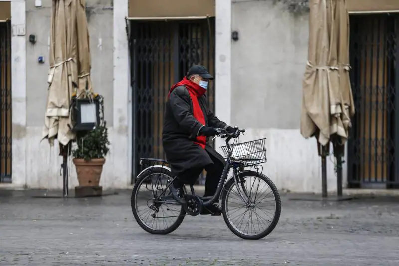Virus colpisce gli uomini. L'esperto: "Le donne difese dagli estrogeni"