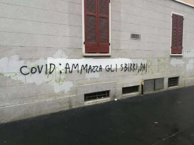 "Virus ammazza gli sbirri". Sconvolge la scritta  su un muro al Corvetto