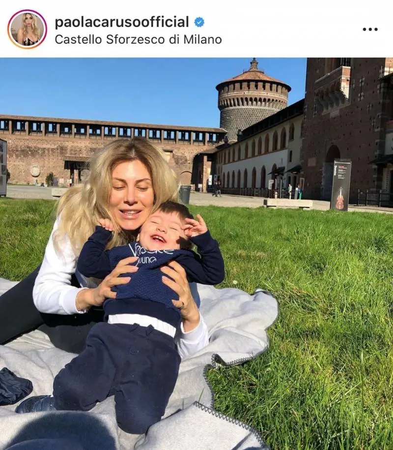 Selvaggia Lucarelli contro la Caruso: "Posta foto all'aperto"