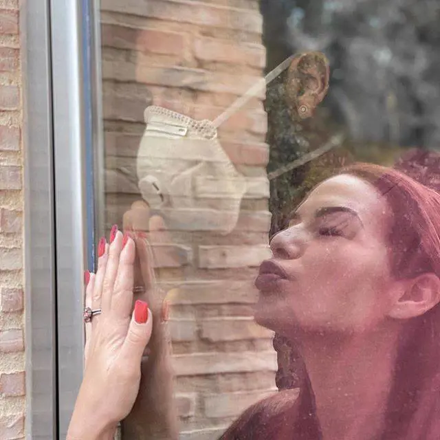 Il bacio di Tamara a Garay: "Uniti nella distanza"