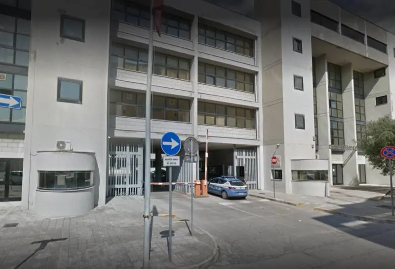 In strada col machete, poi aggredisce agenti: un ghanese in manette