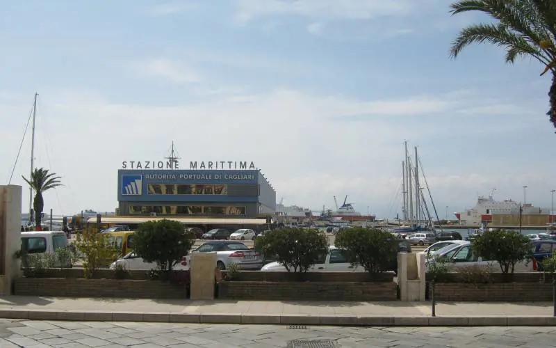 Virus, il prefetto di Cagliari requisisce parte del materiale sanitario diretto in Liguria