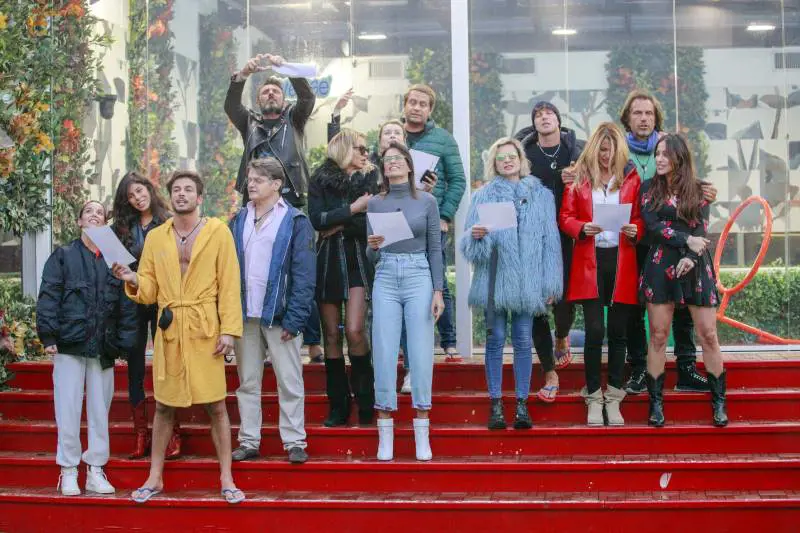 Gf Vip, finale di edizione segnata dal coronavirus: "Abbracciatevi voi che potete"