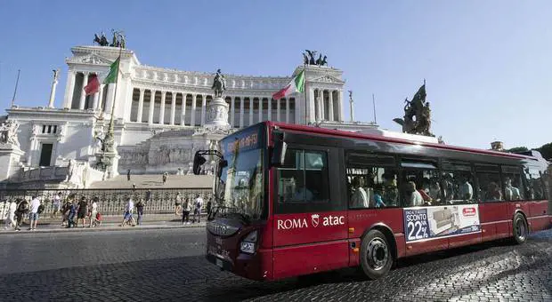 "Mettete mascherina": gang pesta autista, poi tenta di rubare un'auto