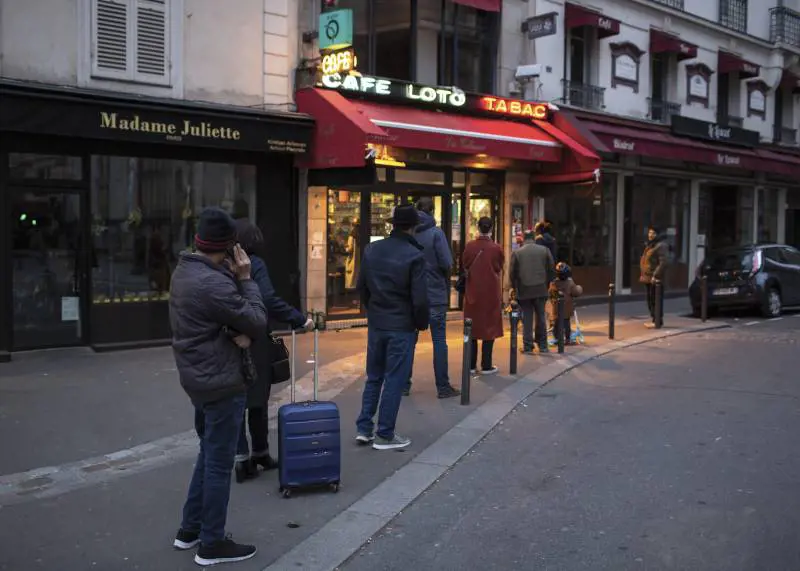 Parigi come Milano. Strade vuote, treni pieni Il premier: serve rigore