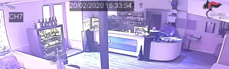 Incastrato il ladro seriale dei ristoranti travestito da ambulante