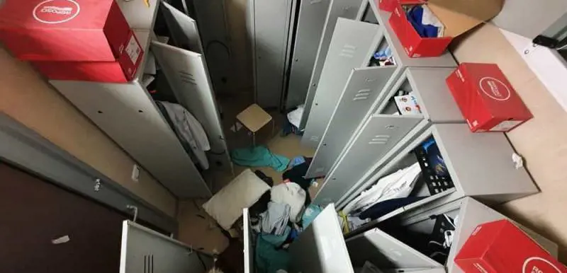 I medici in corsia per l'emergenza e i ladri svaligiano gli spogliatoi