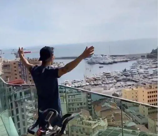 Fabregas saluta i vicini di casa dal balcone che non apprezzano: "Ma vaff..."