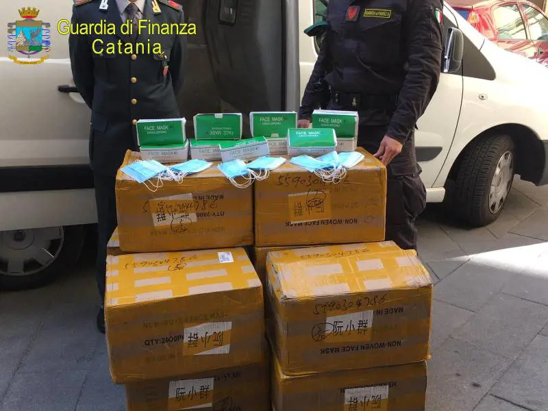 Vendeva mascherine nocive: denunciato un cittadino cinese