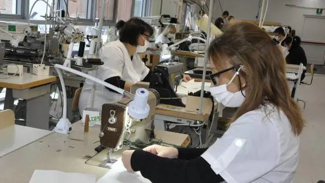 Rischiano lo stop anche le aziende che si stanno riconvertendo per produrre mascherine