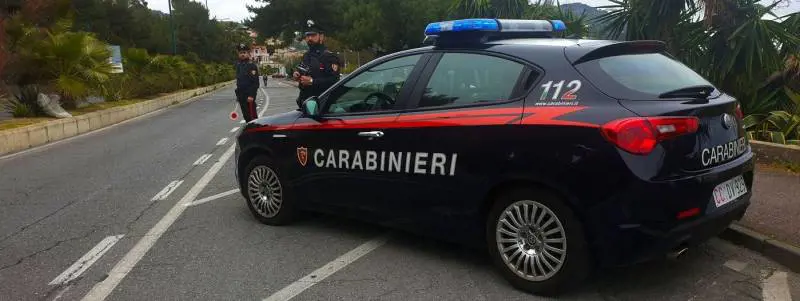 "Vado a fare la spesa": militari lo trovano in spiaggia ad abbronzarsi