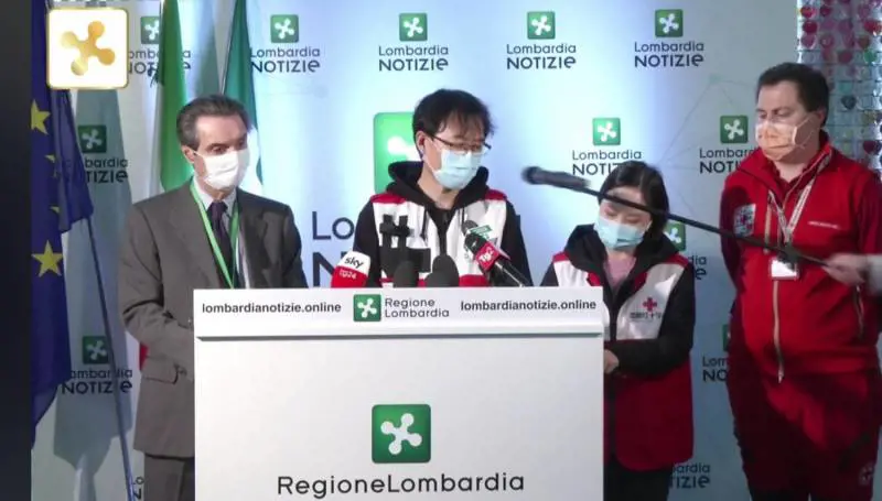 Gli esperti cinesi strigliano i lombardi: "Troppe persone in giro". Fontana: "Misure più rigide"