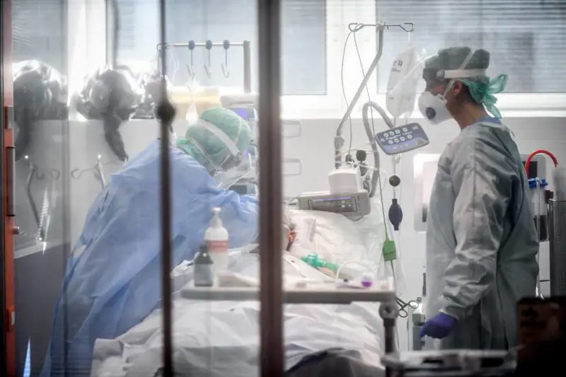 E la virologa Gismondo rivela: "Il virus adesso è cambiato. Troppi morti..."