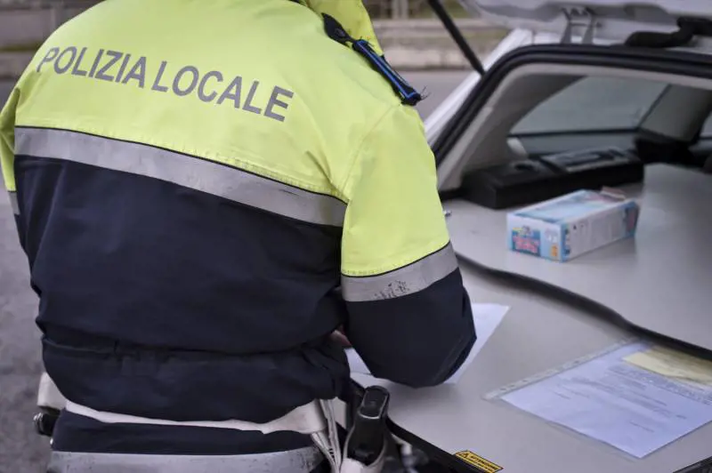 Investe un bengalese  e tenta di darsi alla fuga: quasi linciato in strada