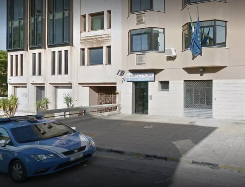Bagheria, tensioni per strada: beccati in giro, attaccano agenti