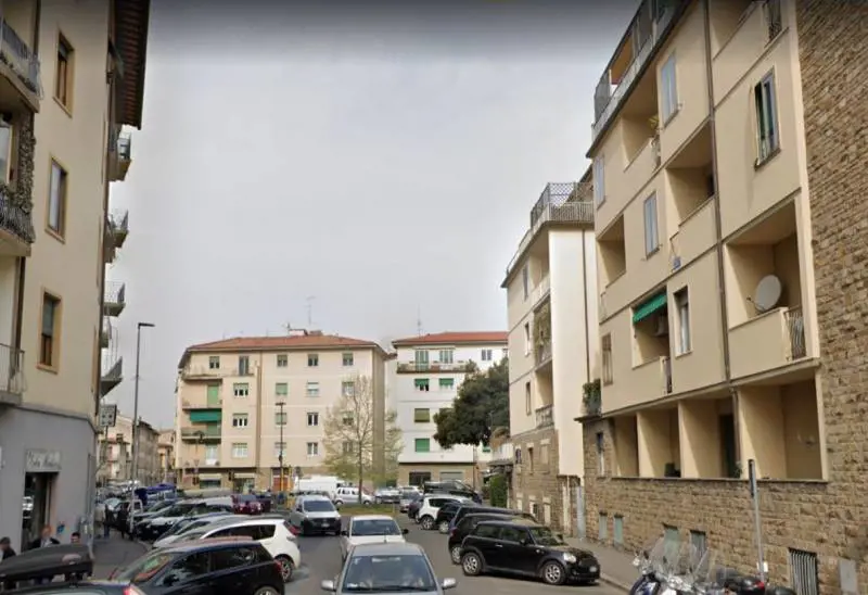 "Mi serve droga": 33enne in doppia fila attende il pusher