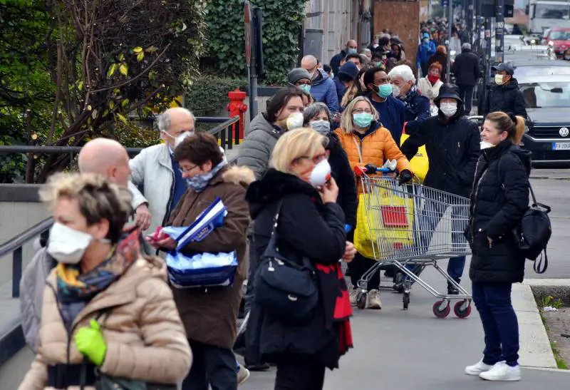 Supermercati, mense, camion. Prime scene di saccheggio