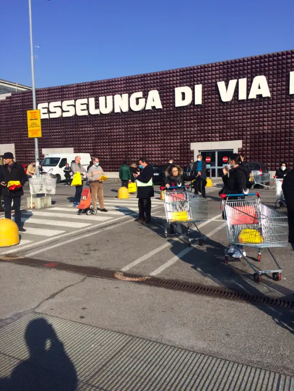 Coltelli e pugni in faccia: la spesa diventa un ring