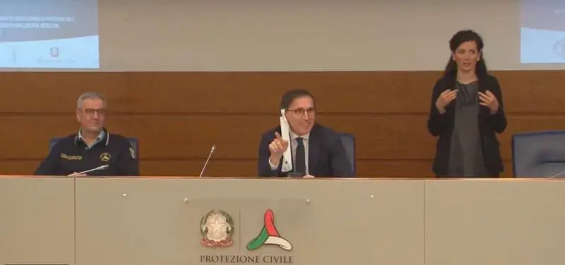 "Pagliacciate", "Basta, dimettiti". Boccia ride con la mascherina