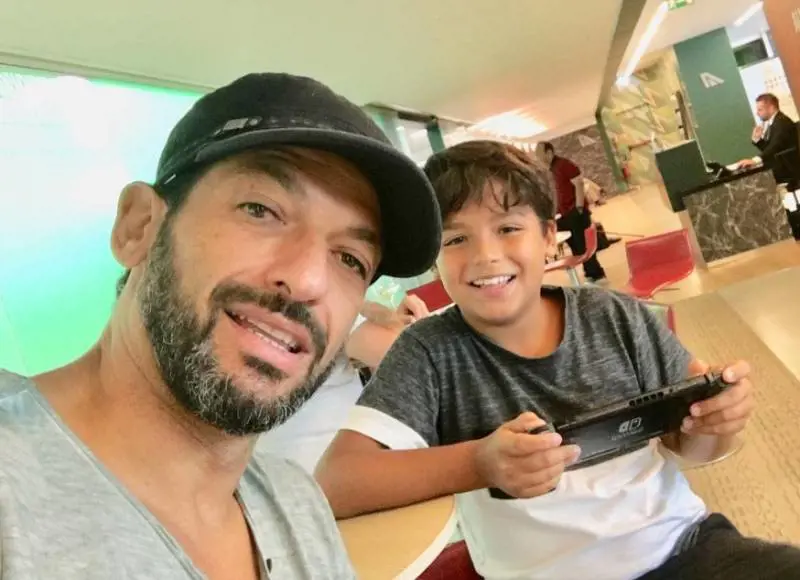 Il dolore di Pago per il figlio lontano: "Verrei ​da te strisciando ma non lo faccio per il tuo bene"