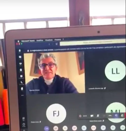 Il rettore di Perugia agli studenti: "Alla fine ci ubriacheremo e pomiceremo sui prati"