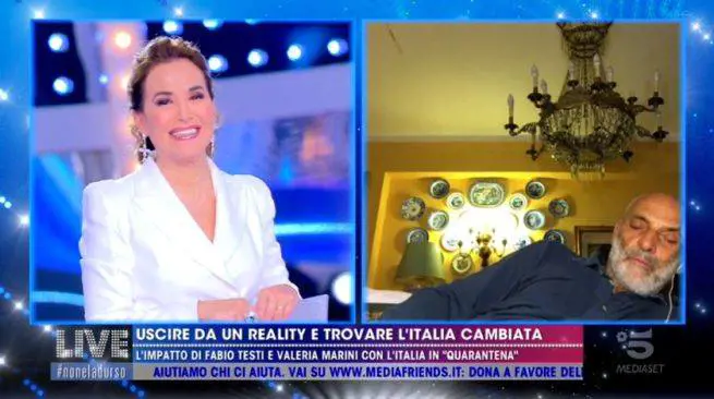Paolo Brosio si addormenta in collegamento con Live! E il web si scatena