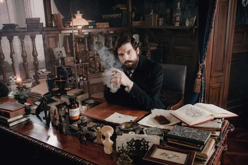 "Freud", la serie Netflix baratta la psicanalisi con l'orrore esoterico