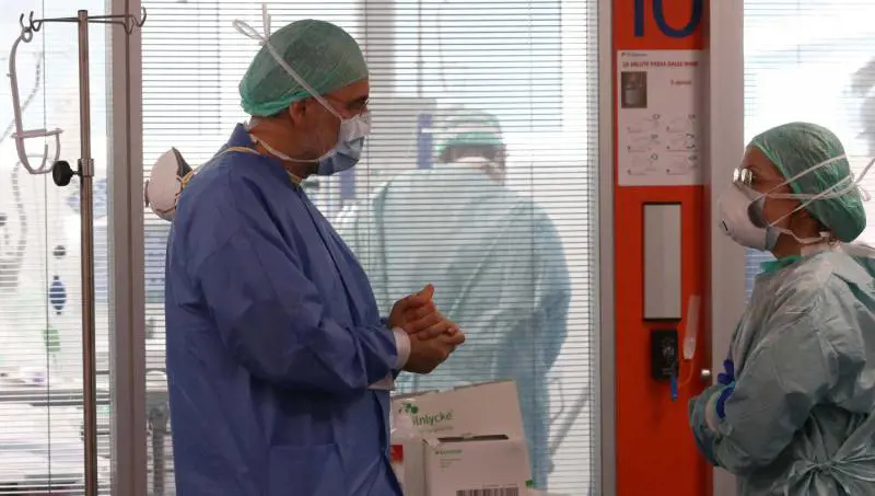 Coronavirus, Gattinoni: "Se si attacca ai polmoni diventa letale"