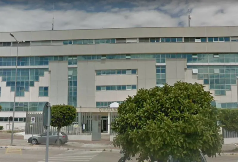 Taranto, 40enne fa cadere denti alla madre e la attacca con l'ascia