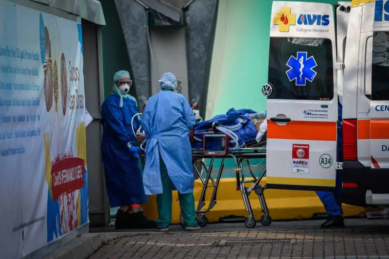 Coronavirus, rallenta la crescita dei contagi. Ma le nuove vittime sono 743