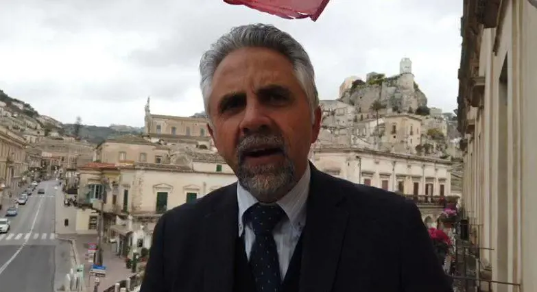 Virus, ha febbre e sintomi ma prende due aerei e va in Sicilia: positiva denunciata nel Ragusano