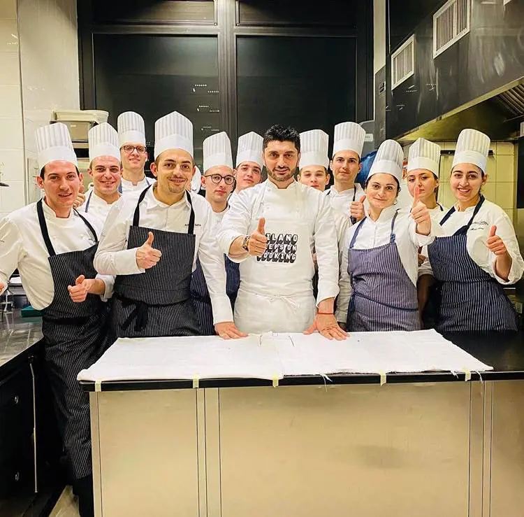 I maestri dei fornelli in gara "virale" con i piatti solidali