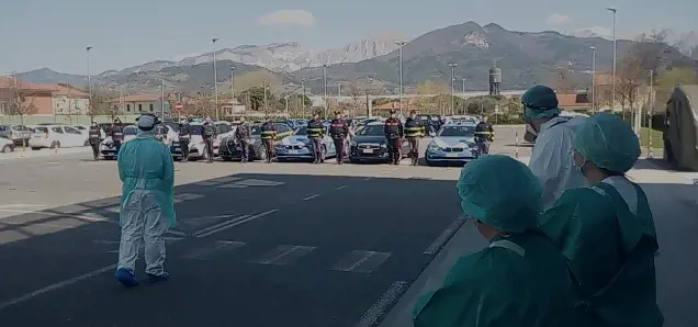 "Sull'attenti! Saluto ai medici". Il toccante omaggio degli agenti ai sanitari