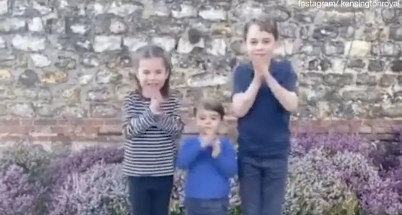 Anche i principini inglesi applaudono i medici e gli infermieri