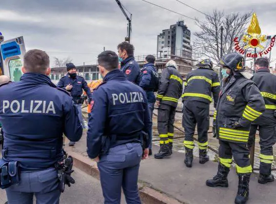 Nordafricano scappa della polizia e si butta nel Naviglio in secca