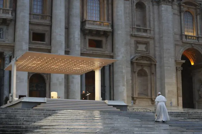 Covid-19, il Papa: "Dio non ci abbandoni nella tempesta"