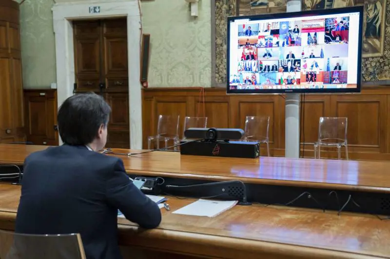 Tra conferenze e whatsapp è disastro comunicazione
