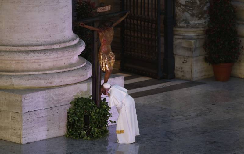 Papa Francesco bacia il crocifisso di san Marcello