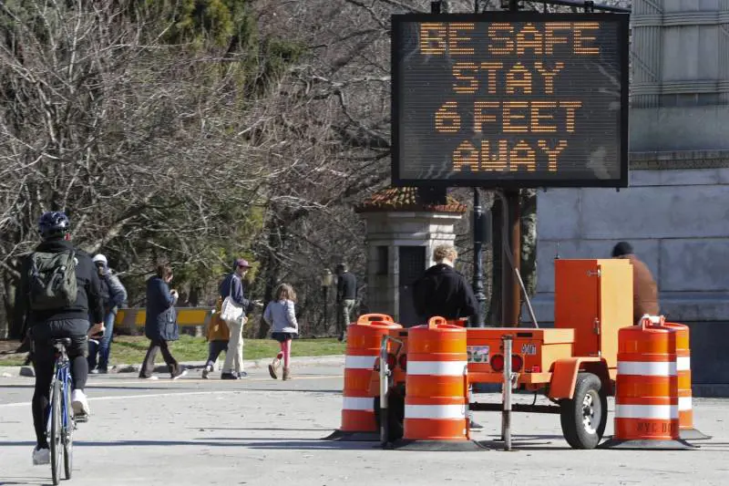 "Gli Usa rischiano 200mila morti". Ospedale da campo a Central Park