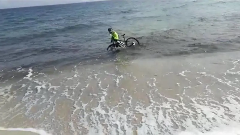 Otranto, ciclista si tuffa in mare per evitare la multa