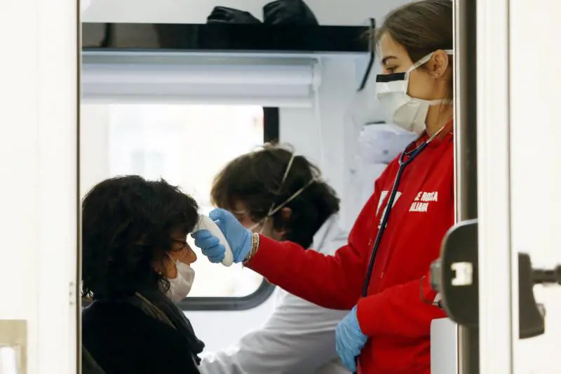 La denuncia di medici e operatori: "Noi vittime di violenze, ci trattano da untori"