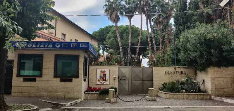 Pescara, magrebino aggredisce e deruba 63enne fuori dal supermercato