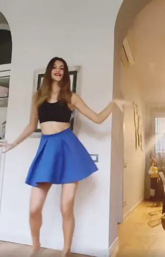 Cristina Chiabotto provoca sui social: nuda sotto la gonna?