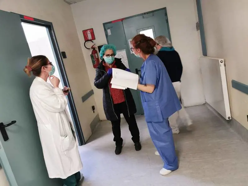Mara Roversi all'uscita dell'ospedale dopo 23 giorni di ricovero