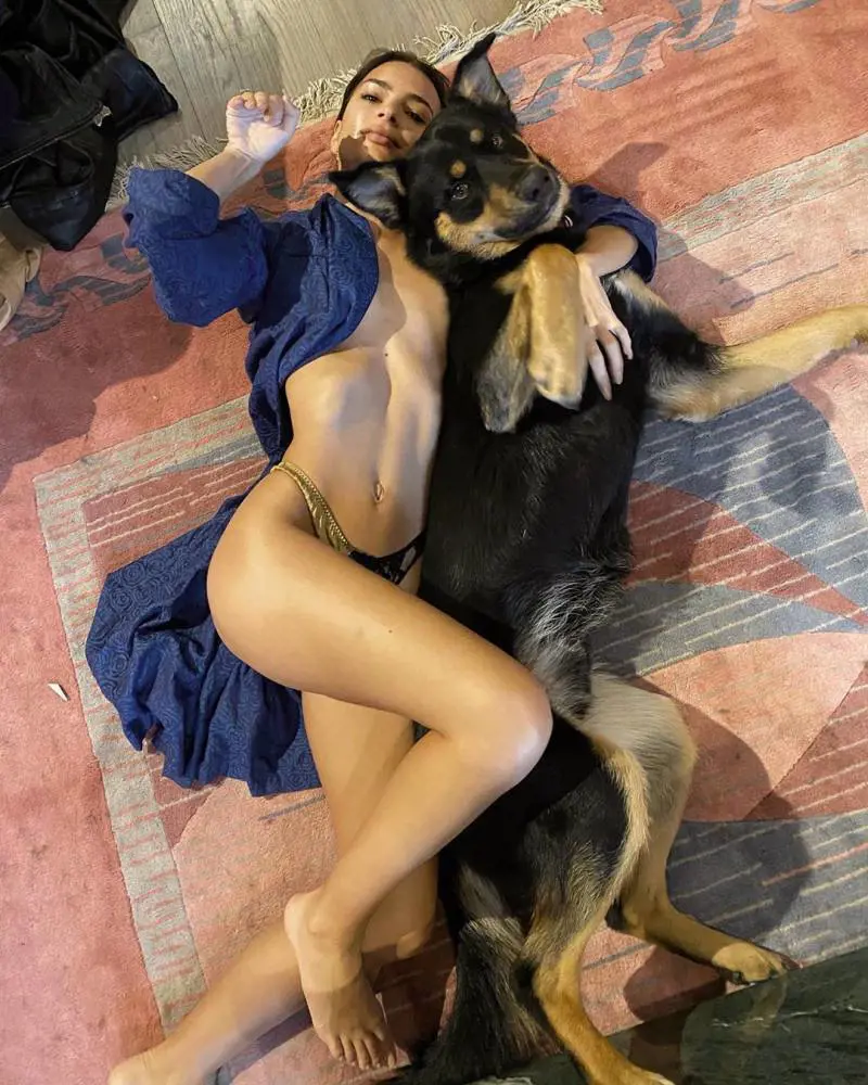 Emily Ratajkowski coccola semi nuda il suo cane, ma è polemica