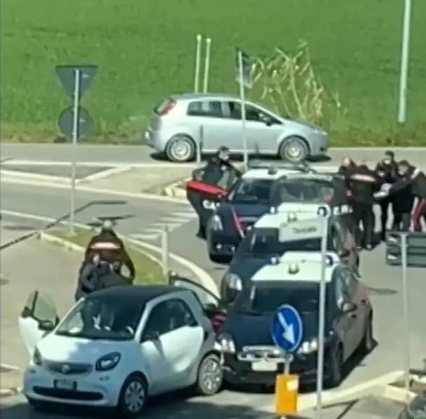 Rimini, straniero sfonda posto di blocco e ferisce 3 militari