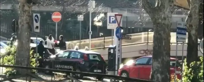 Africano dà in escandescenze alle poste, poi pesta i carabinieri 